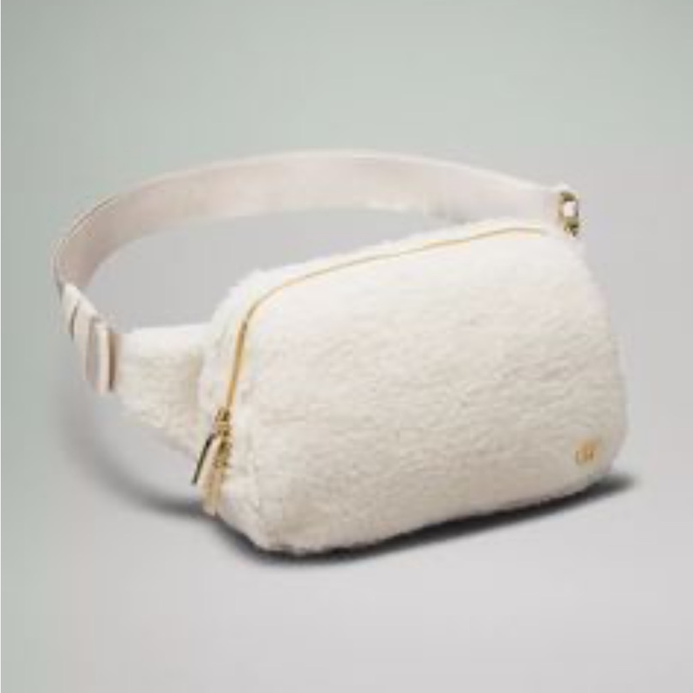 Lululemon Everywhere *Fleece Belt Bag 2L Light Ivory. NWOT.